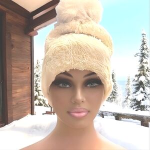 FASHION COLLECTION Ivory Eyelash Knit Pompom Beanie | NWT